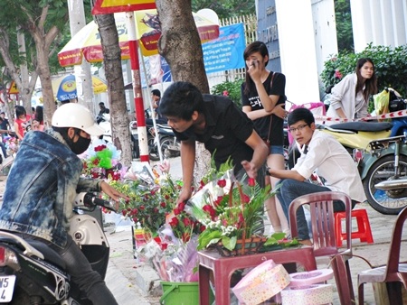 Tình hình chung của các hàng hoa là người bán nhiều hơn người mua