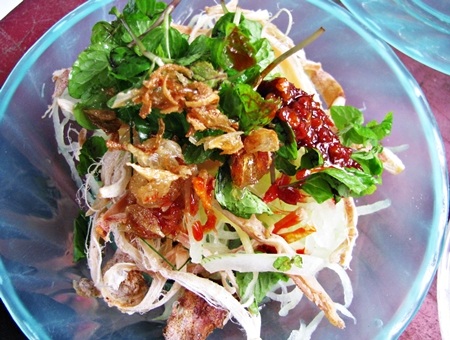 Món gỏi có hương vị đặc biệt với tương ớt và rau húng lủi ngon có tiếng của Hội An