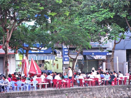 Tình hình chung của các hàng hoa là người bán nhiều hơn người mua