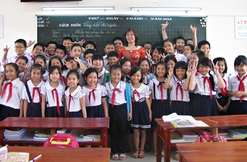 Cô Trần Thị Kiều Trân và HS lớp 4/1 trường TH Trần Văn Ơn (Đà Nẵng) do cô Trân làm chủ nhiệm.