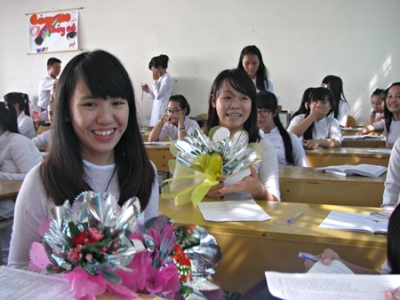 Nhiều học sinh lớp 10/30 THPT Phan Châu Trinh mang hoa tươi đến trường.