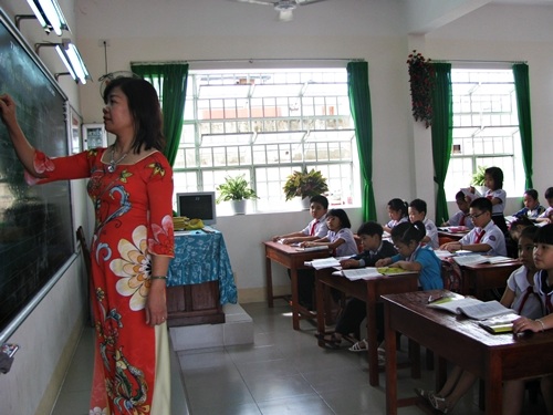 Cô Trần Thị Kiều Trân và HS lớp 4/1 trường TH Trần Văn Ơn (Đà Nẵng) do cô Trân làm chủ nhiệm.