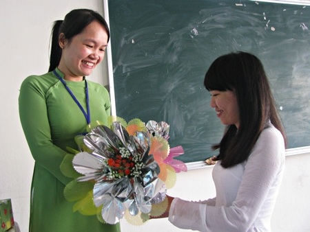 Tặng hoa cô giáo trước tiết học buổi chiều ngày 20/11.