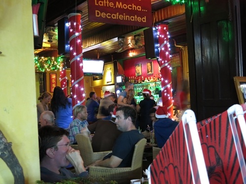 các em nhỏ được bố mẹ mua quà tặng và ghi hình lưu niệm trong đêm Noel