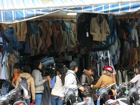 mũ len, khăn choàng, găng tay... đủ kích cỡ, chất liệu hút khách từ đầu giờ buổi sáng ngày 31/12