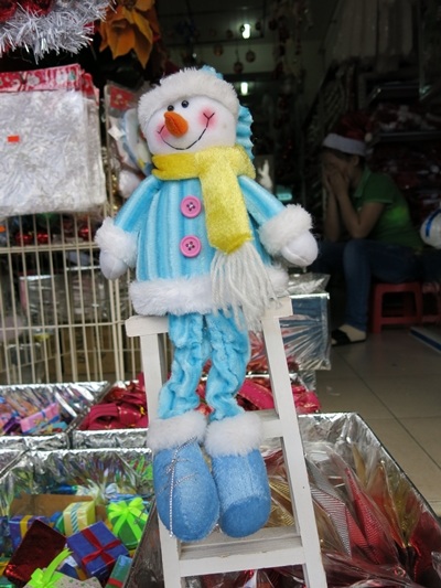 Hàng hóa phong phú nhưng cận ngày, thị trường Noel tại Đà Nẵng vẫn chưa mấy sôi động.