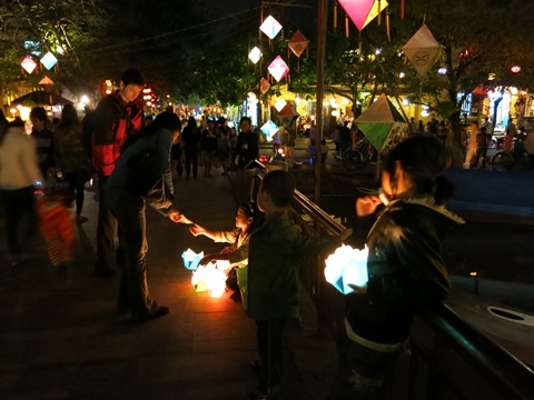 Khách Tây khách Ta đều mua hoa đăng