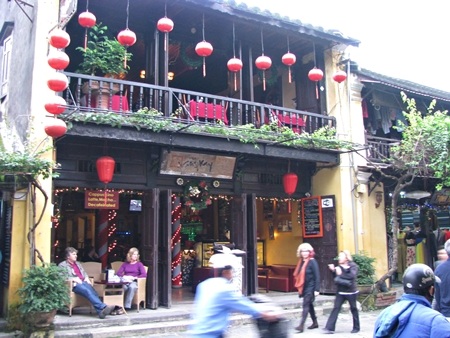 Sắc màu Noel đặc trưng ở phố cổ Hội An (Ảnh: Khánh Hiền).