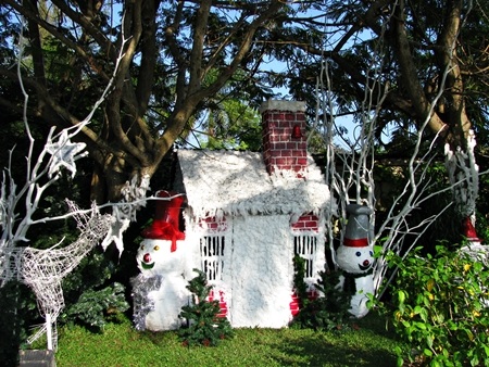 tiền sảnh các khu resort ven tuyến đường Trường Sa đã rộn ràng sắc màu Noel