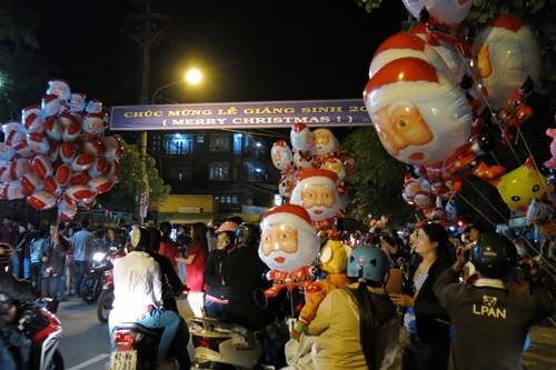 Người xe rủ nhau xuống phố ở Hội An(Quảng Nam) trong đêm