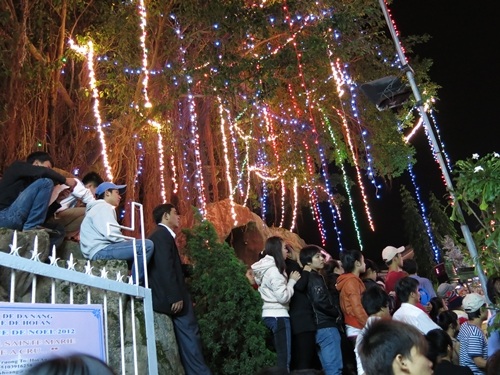 Người xe rủ nhau xuống phố ở Hội An(Quảng Nam) trong đêm