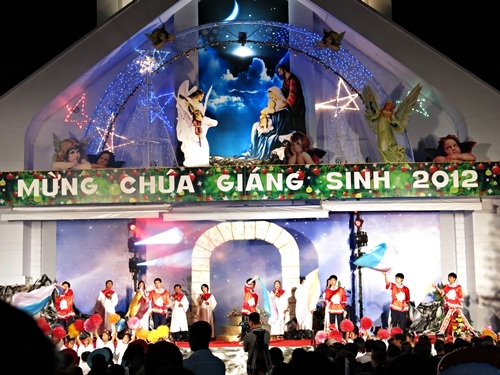 Người xe rủ nhau xuống phố ở Hội An(Quảng Nam) trong đêm