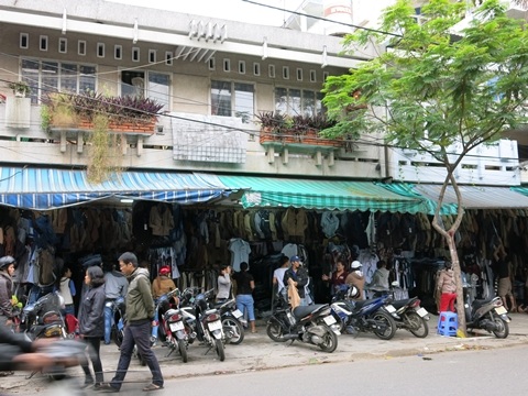 mũ len, khăn choàng, găng tay... đủ kích cỡ, chất liệu hút khách từ đầu giờ buổi sáng ngày 31/12