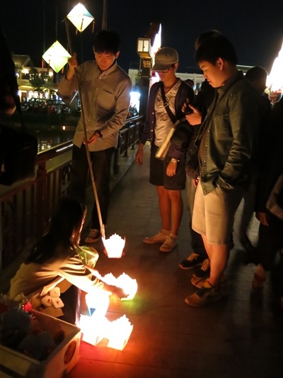 Khách Tây khách Ta đều mua hoa đăng