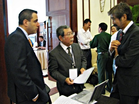 Đại biểu các nước trao đổi bên lề Hội nghị