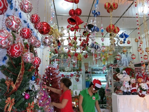 Hàng hóa phong phú nhưng cận ngày, thị trường Noel tại Đà Nẵng vẫn chưa mấy sôi động.