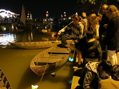 Khách nước ngoài cũng thả hoa đăng xuống sông Hoài gửi lời nguyện cầu năm mới 2013