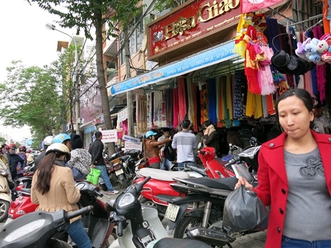 trời trở lạnh đột ngột, người dân đổ xô đi mua đồ giữ ấm trong ngày nghỉ lễ cuối năm