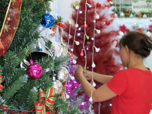 Hàng hóa phong phú nhưng cận ngày, thị trường Noel tại Đà Nẵng vẫn chưa mấy sôi động.