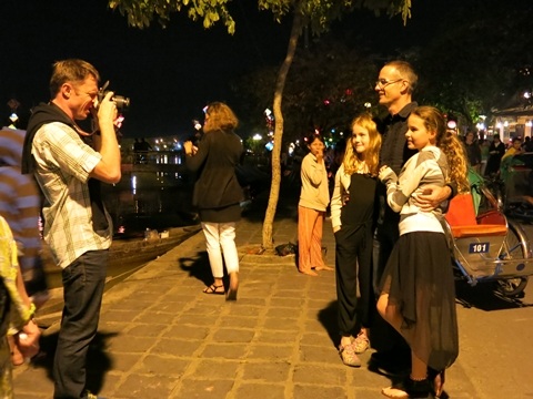 và không quên ghi lại kỷ niệm trong đêm cuối năm 2012 ở Hội An