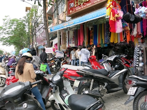 trời trở lạnh đột ngột, người dân đổ xô đi mua đồ giữ ấm trong ngày nghỉ lễ cuối năm