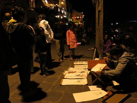 du khách dừng chân ở hàng thư pháp của các bạn trẻ lâu hơn