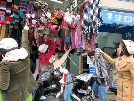 mũ len, khăn choàng, găng tay... đủ kích cỡ, chất liệu hút khách từ đầu giờ buổi sáng ngày 31/12
