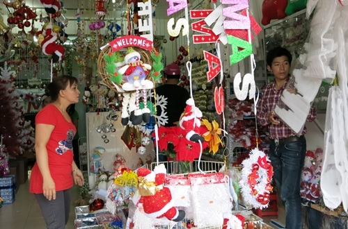 Hàng hóa phong phú nhưng cận ngày, thị trường Noel tại Đà Nẵng vẫn chưa mấy sôi động.