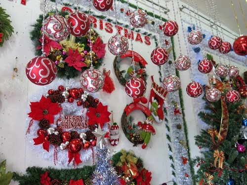 Hàng hóa phong phú nhưng cận ngày, thị trường Noel tại Đà Nẵng vẫn chưa mấy sôi động.