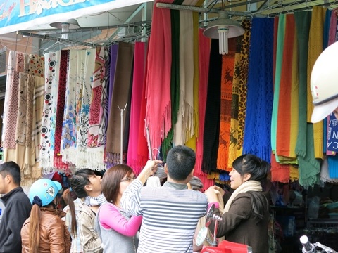 mũ len, khăn choàng, găng tay... đủ kích cỡ, chất liệu hút khách từ đầu giờ buổi sáng ngày 31/12