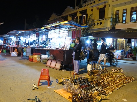 Những dãy cửa hàng lưu niệm đìu hiu trong đêm cuối năm 