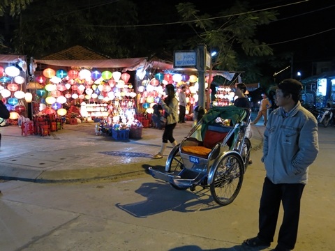 Những dãy cửa hàng lưu niệm đìu hiu trong đêm cuối năm 