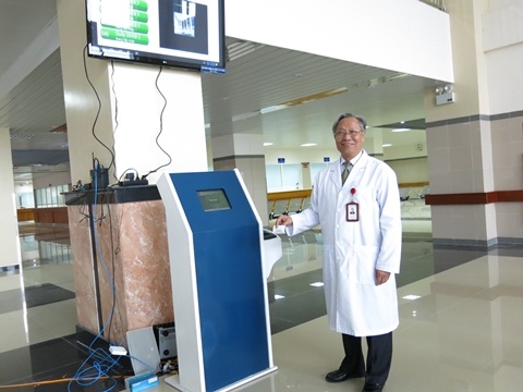 Tại khu vực tiếp nhận bệnh, bệnh nhân sẽ nhận thẻ thứ tự khám chữa bệnh tại máy tự động