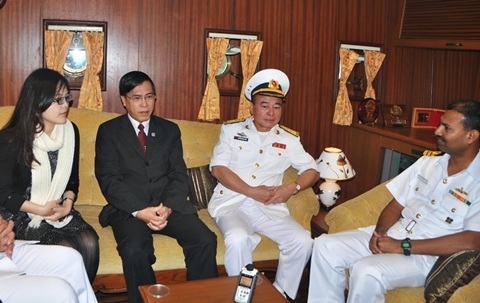 Đại diện tàu Hải quân Ấn Độ cũng đã tiếp xã giao thân mật và đón tiếp đoàn tham quan tàu