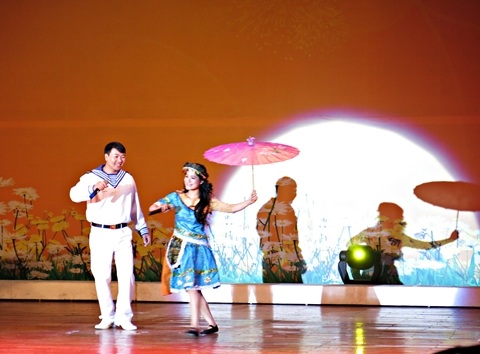 các khán giả đến dự xem chương trình ủng hộ cho các nạn nhân CĐDC 