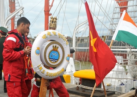 Theo tàu cập cảng Tiên Sa lần này có 6 sỹ quan và 70 thủy thủ, học viên của Hải quân Ấn Độ