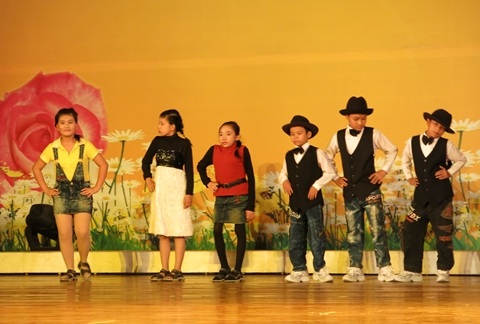 các khán giả đến dự xem chương trình ủng hộ cho các nạn nhân CĐDC 