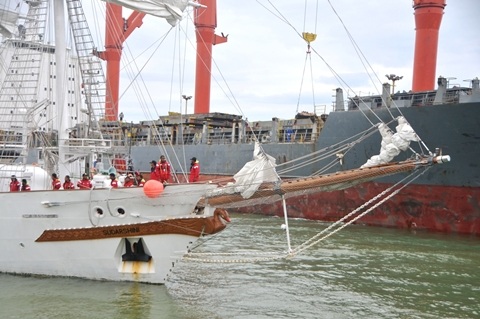 Tàu Hải Quân Ấn Độ - Ins Sudarshini vừa chính thức cập cảng Tiên Sa- Đà Nẵng sáng 1/1/2013.