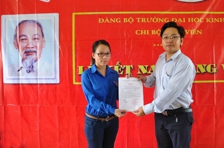 Hiệu quả phát triển Đảng trong sinh viên từ mô hình chi bộ SV - 2 Bí thư chi bộ SV trường ĐH Kinh tế Đà Nẵng Trần Danh Nhân (