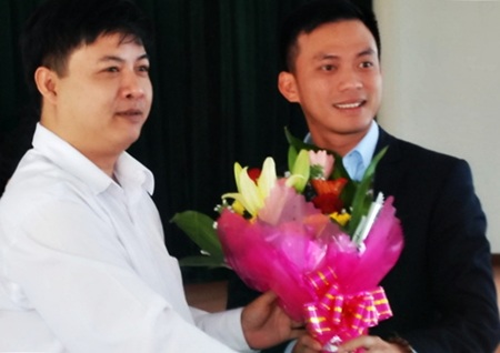 Ông Nguyễn Bá Cảnh trở thành tân bí thư Thành đoàn Đà Nẵng - 1 ông Nguyễn Bá Cảnh (bìa phải) vừa được bầu làm bí thư Thành đoàn Đà Nẵng (ảnh: Hữu Khá)