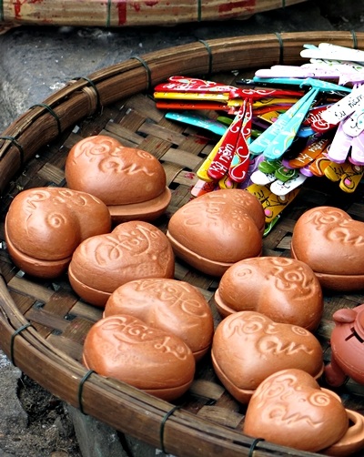 Có cả những cửa hàng của các bạn trẻ tình nguyện kinh doanh vì mục đích từ thiện