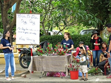 Có cả những cửa hàng của các bạn trẻ tình nguyện kinh doanh vì mục đích từ thiện