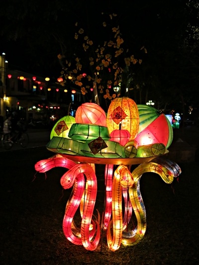 Tạo hình đèn lồng là những hình ảnh gắn liền với Tết cổ truyền...