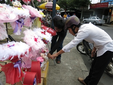 Quảng Nam:  Quà Valentine đắt giá dù người mua thưa thớt