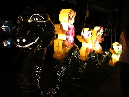 Lồng đèn chở Tết và chở cả thông điệp bảo vệ môi trường