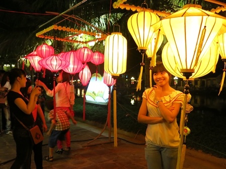 Ghi lại khoảnh khắc đẹp với đèn lồng Hội An