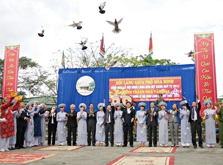 Rộn ràng lễ hội đình làng Hòa Mỹ