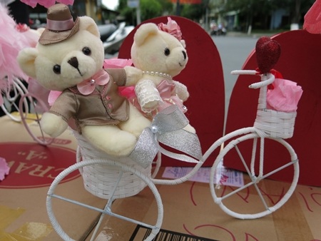 Xe gấu bông hoặc giỏ hoa trang trí gấu bông có giá từ 150 - 300 nghìn đồng mỗi món