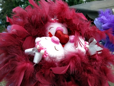 Xe gấu bông hoặc giỏ hoa trang trí gấu bông có giá từ 150 - 300 nghìn đồng mỗi món