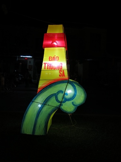 Những đèn lồng biểu tượng biển đảo Việt Nam thu hút người xem